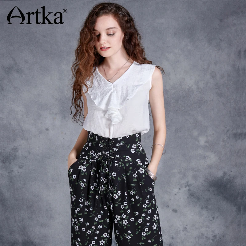 Блузка ARTKA Женская винтажная тонкая универсальная с треугольным вырезом без