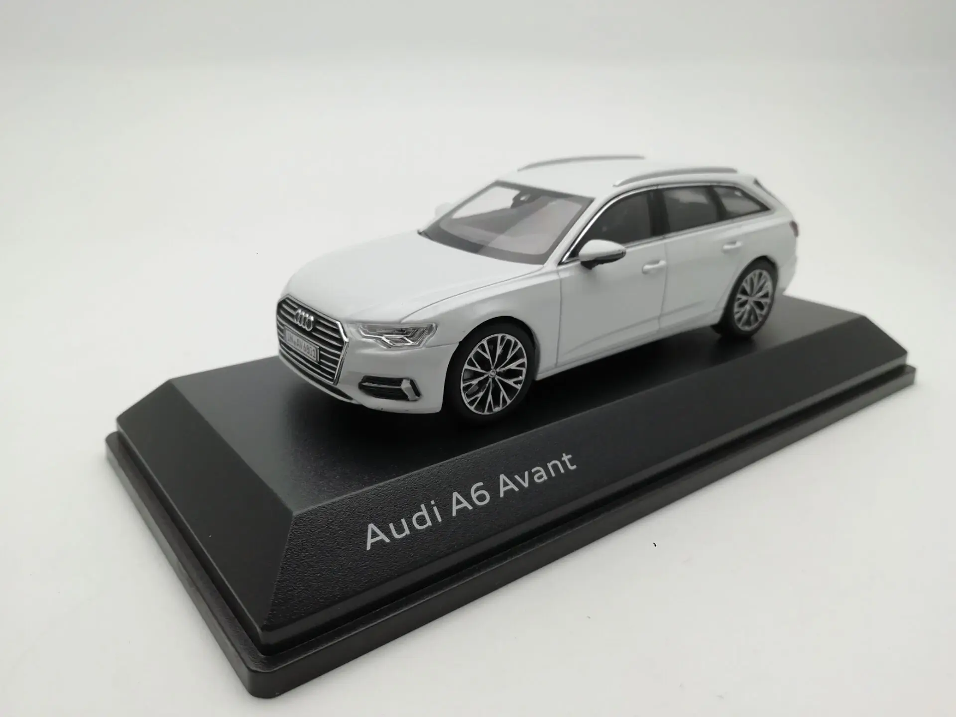 Оригинальная фабрика 1:43 Au di A6 Avant игрушечный автомобиль из белого сплава игрушки