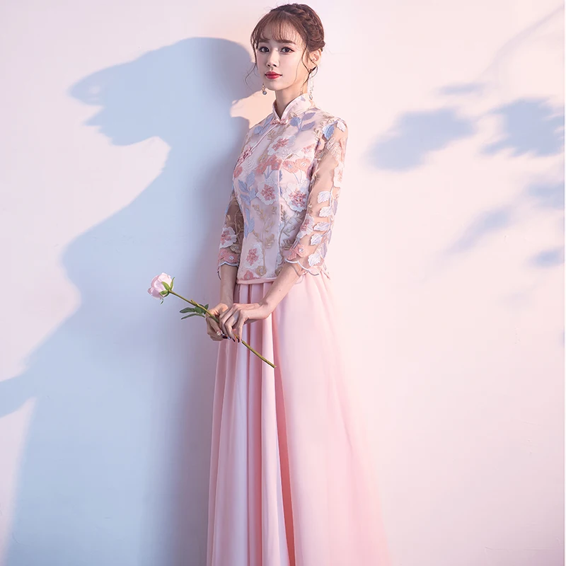 Женское длинное платье с высокой горловиной розовое в диагональную полоску