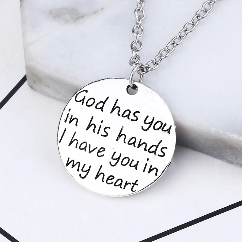 Женское ожерелье с подвеской God Has You In His Hands вдохновленное надписью модное для