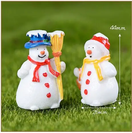 2 pcs in picture Миниатюрные рождественские фигурки снеговика Сант Клауса, миниатюрная фигурка для украшения дома, сказочные садовые украшения, детские игрушки из смолы - Цвет: 2 pcs in picture