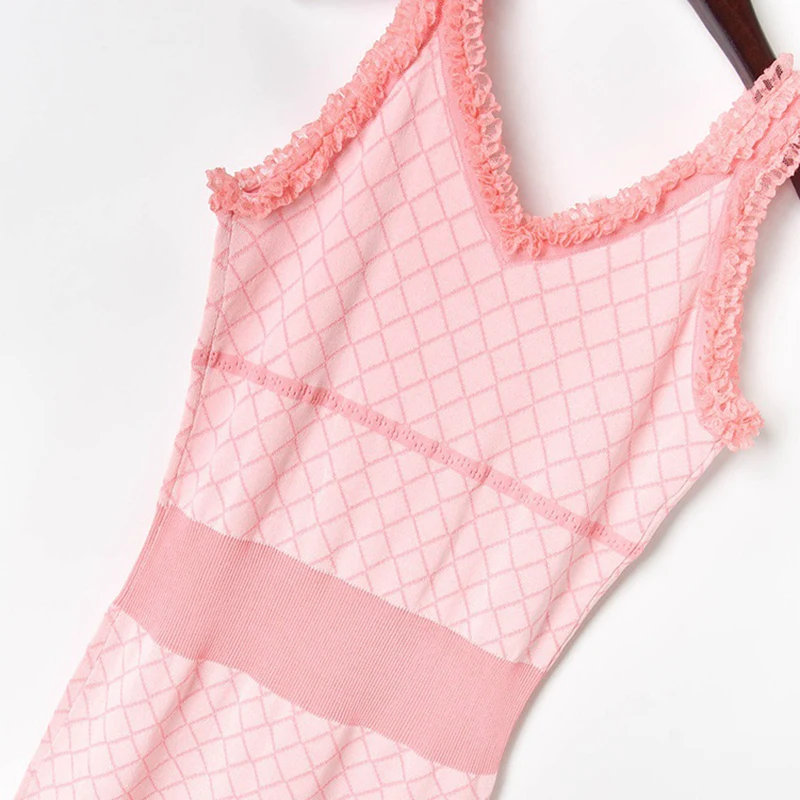 Женское трикотажное платье розовое на тонких бретельках в Корейском стиле