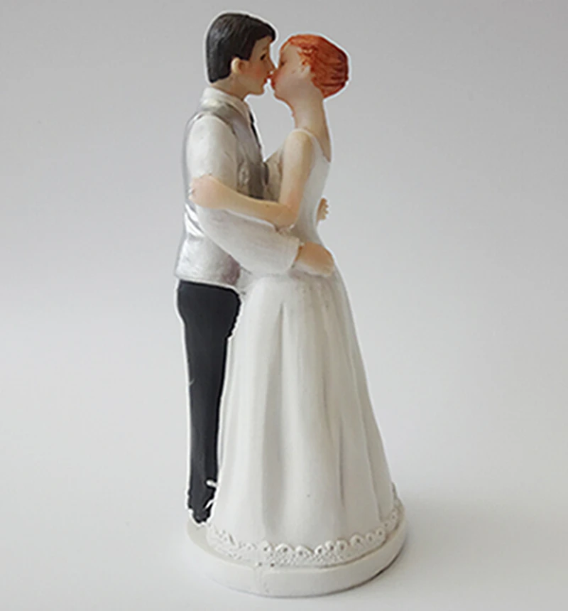 

Free Shipping Bride And Groom Romantic Kiss Wedding Props Cake Topper High Grade Resin Crafts Party Cake Stand