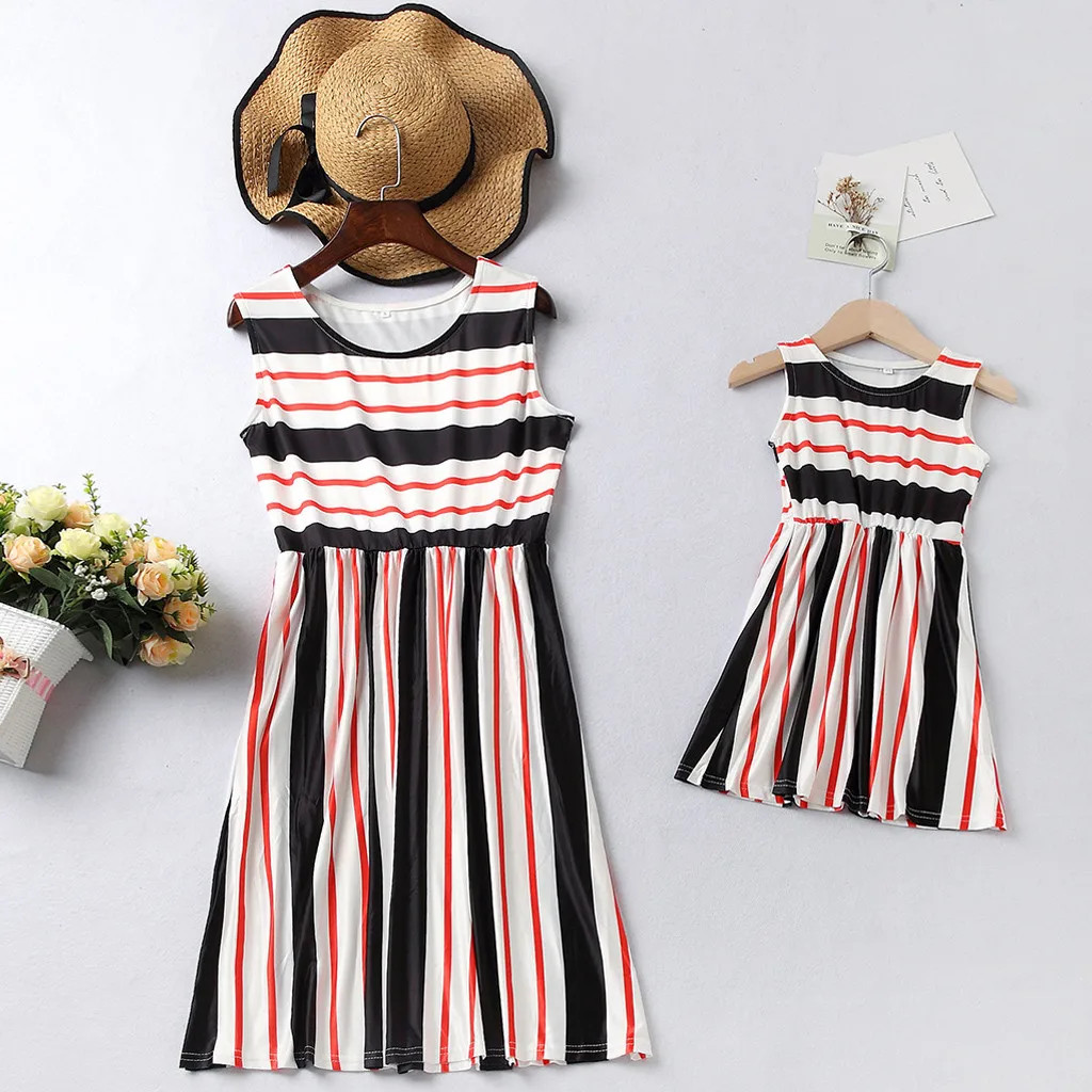 Летнее платье для мамы и дочки без рукавов с круглым вырезом принтом Мама я