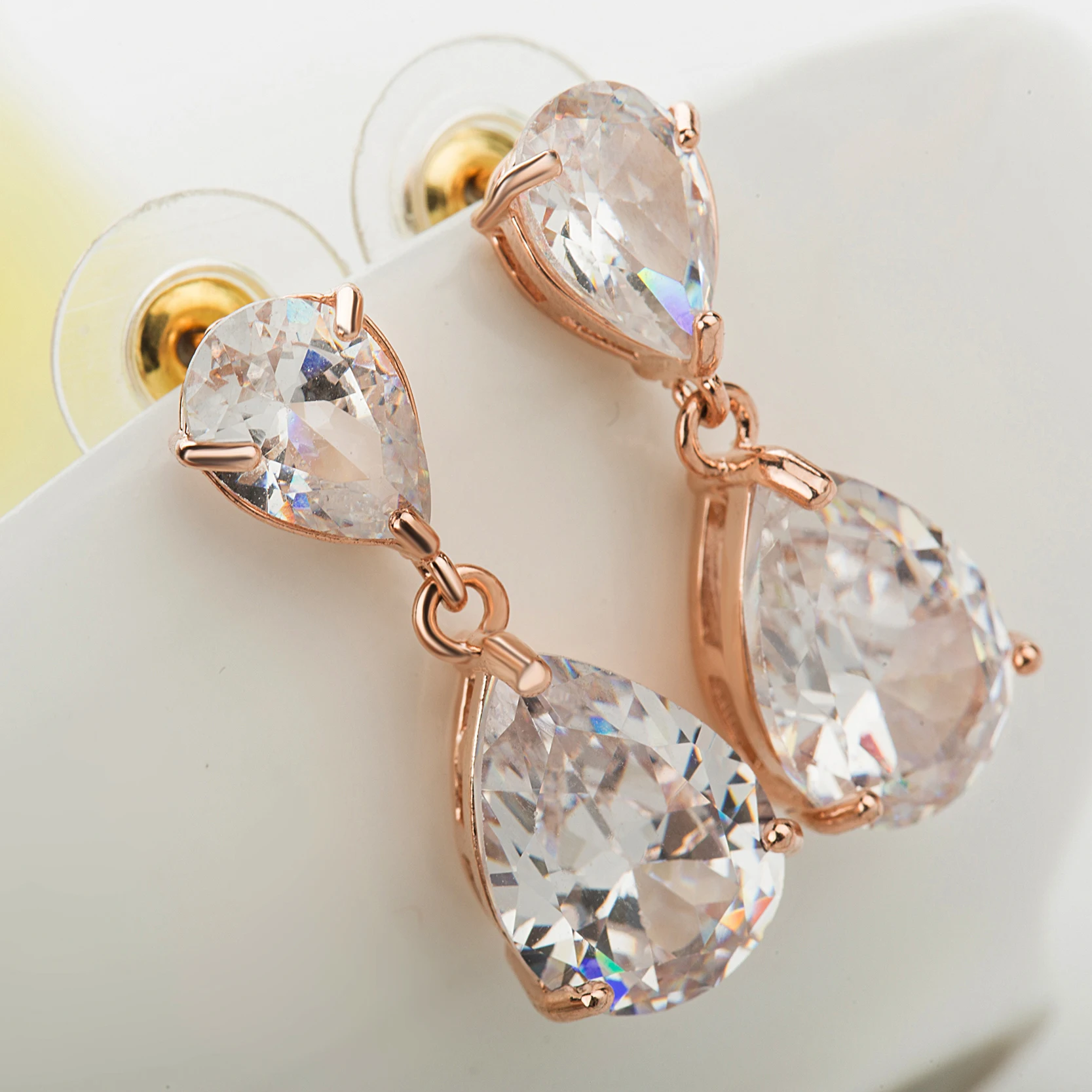 Женские серьги золотого цвета модные блестящие с фианитом | Украшения и