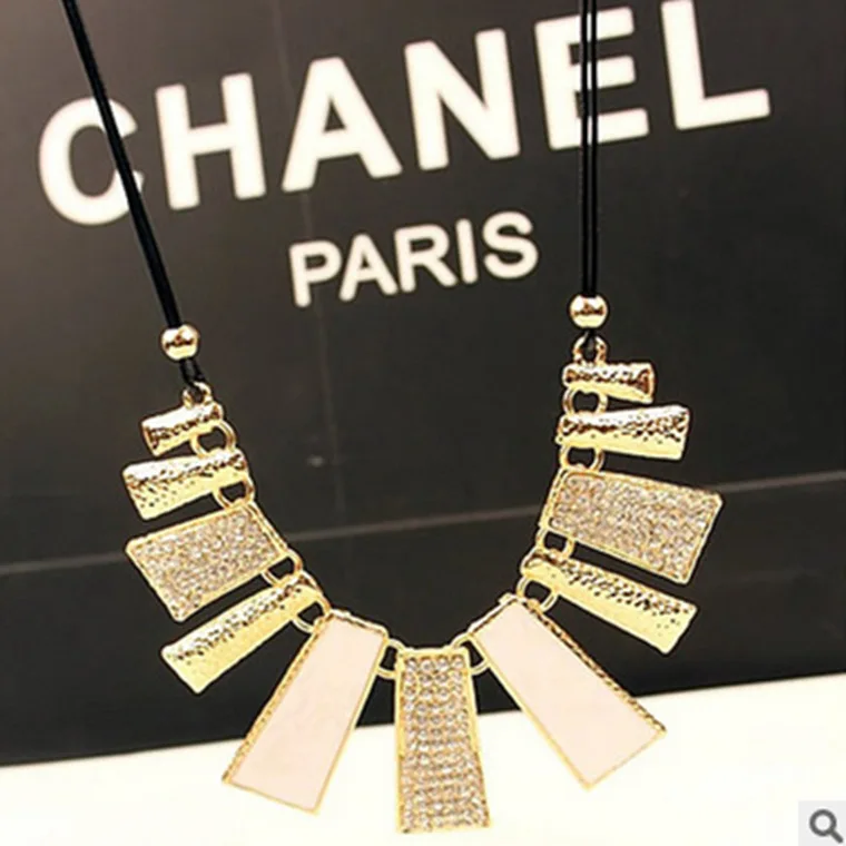 Korean Version Geometric Rhinestone Short Clavicle Necklace - Exaggerated Irregular Strip Design image 4