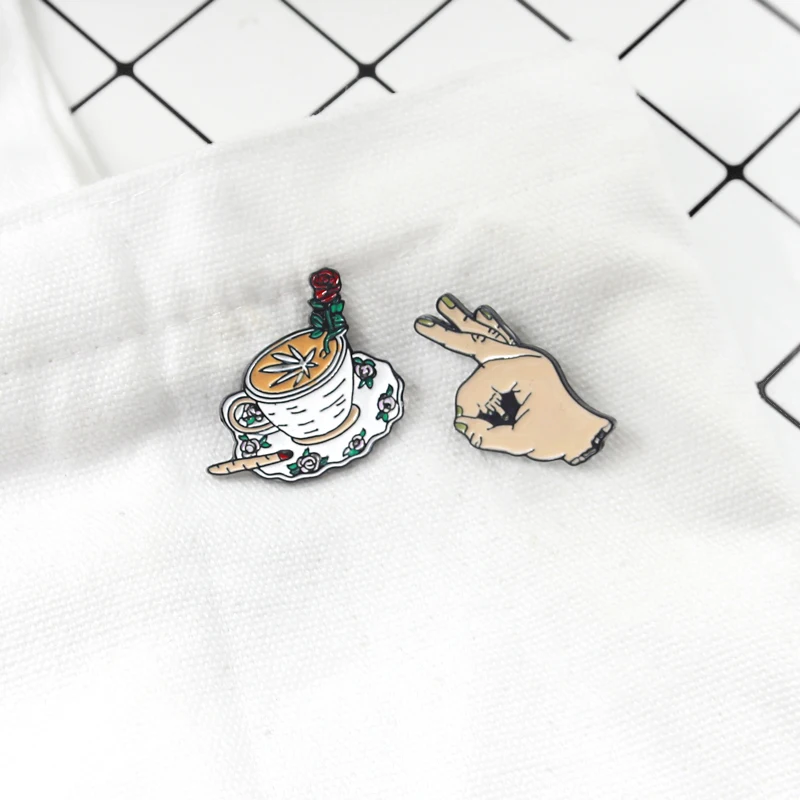 Эмалированная розовая сигарета с кофейной чашкой эмалированная брошка в виде