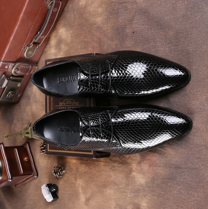

NEW Black / Blue Classic Serpentine Pointed Toe Business Shoes Mens Dress Shoes Patent Leather Wedding Shoes Male Prom Shoes