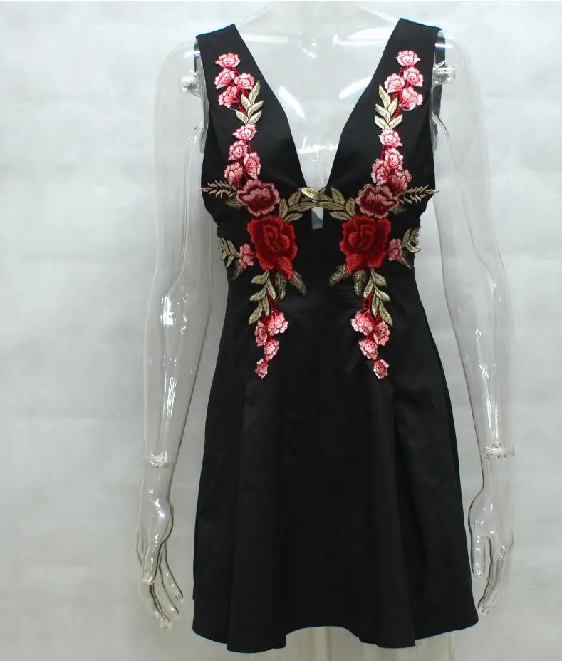 Женское платье с цветочной вышивкой черное Повседневное треугольным вырезом