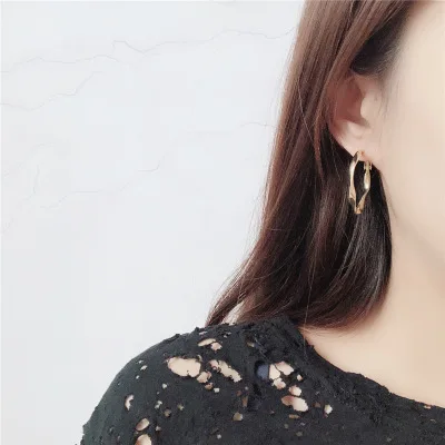 Легкие гнущиеся большие круглые серьги-гвоздики милые весенние корейские