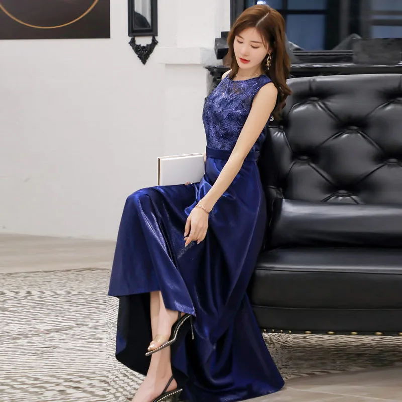 Женское длинное вечернее платье темно-синее с глубоким декольте расшитое