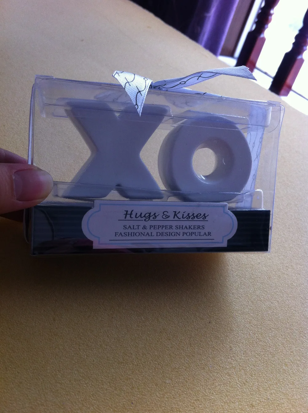 

wedding party favor gift and giveaways for guest--Hugs and Kisses XO Ceramic Salt And Pepper Shaker Beach Souvenirs 160pcs/lot