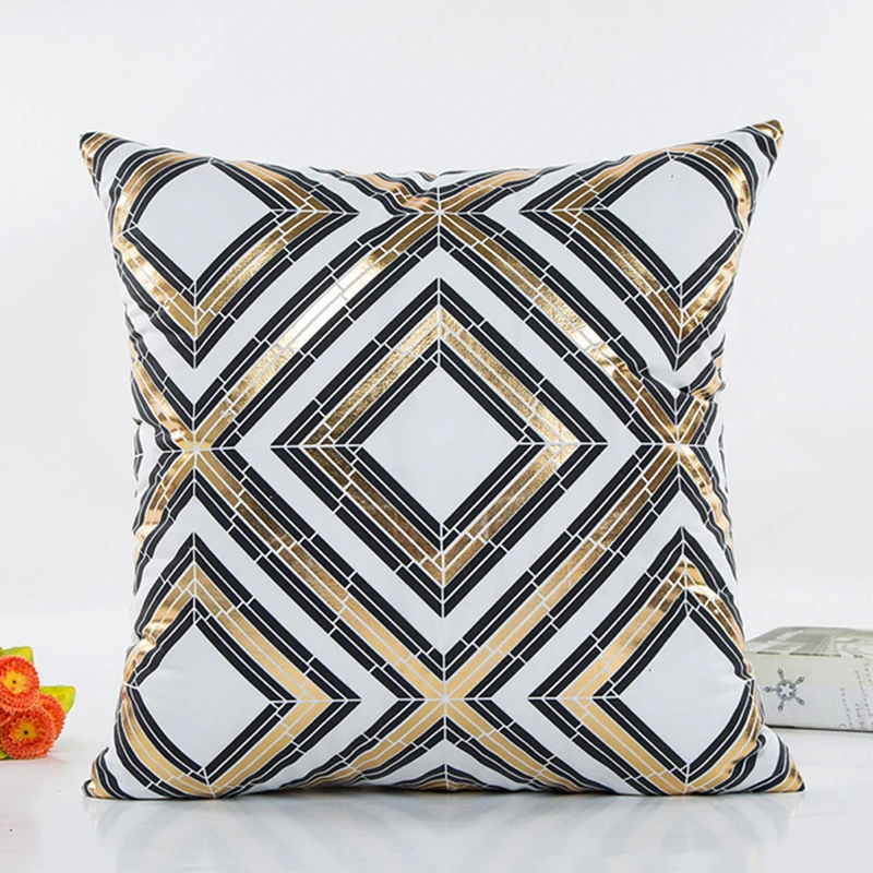 Наволочка в полоску с геометрическим рисунком черного белого и золотого цветов