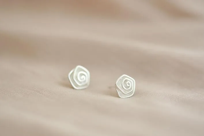 SMJEL Новое поступление крошечные серьги-гвоздики в форме цветка Swril для женщин