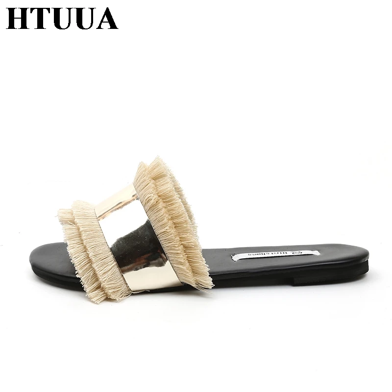 HTUUA/удобная обувь; женские шлепанцы; модные шлепанцы с металлическими украшениями; Вьетнамки с меховой бахромой; летние шлепанцы на плоской подошве; женская обувь; SX1207