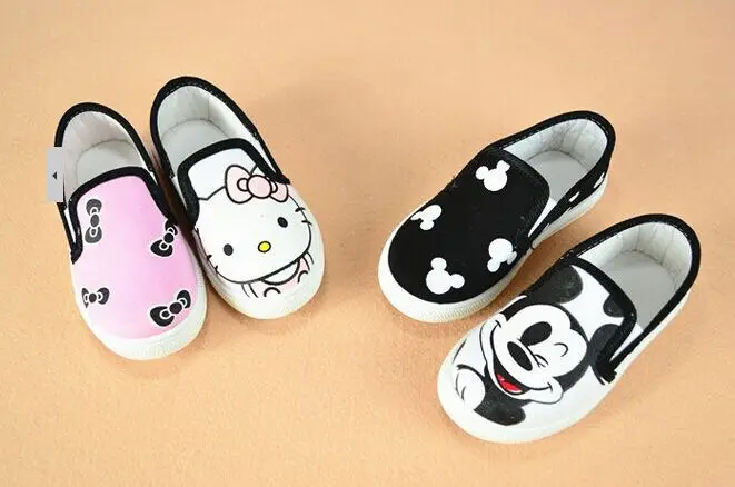 Милые популярные парусиновые туфли с героями мультфильмов «hello kitty» и «Микки Маус» для мальчиков и девочек; Детские повседневные модные кроссовки; сезон весна-осень