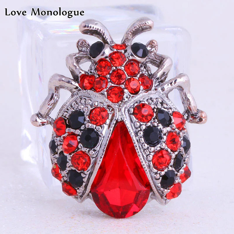 Любовный монолог эстетичный украшенный шапками одеждой шарфом булавками