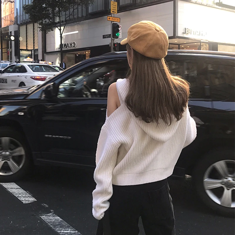 Женский вязаный кардиган с открытыми плечами белый крючком длинным рукавом