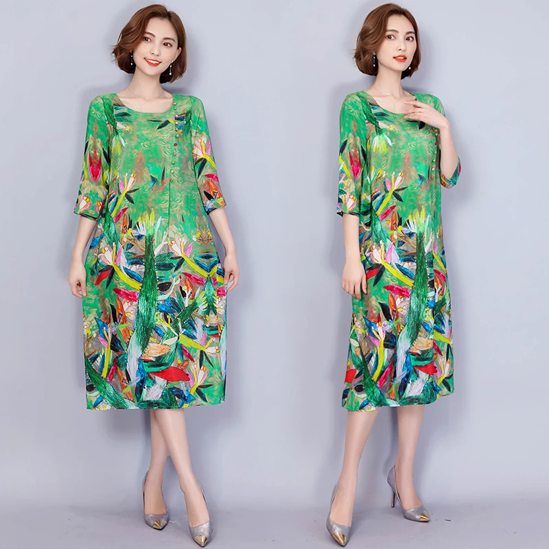 Женское шелковое платье свободного кроя длинное зеленого цвета с рукавами