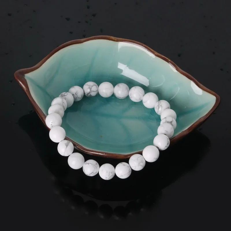 Браслет из натурального камня 8 мм с бусинами белого говлита на эластичной