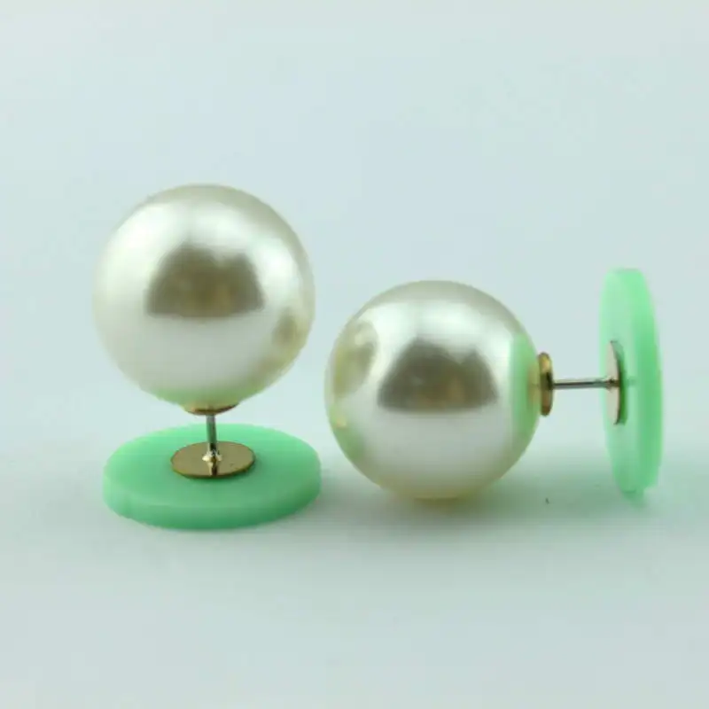 Круглые акриловые серьги гвоздики с монограммой и жемчугом 2017 Женская Новинка