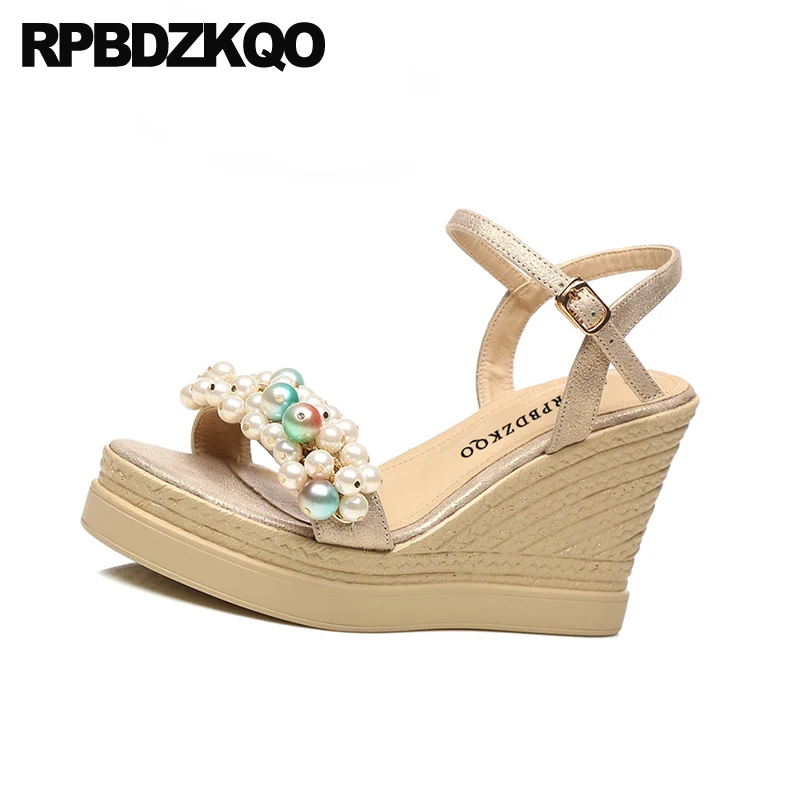 Элегантная обувь с золотистым ремешком и жемчугом Известный бренд Женские