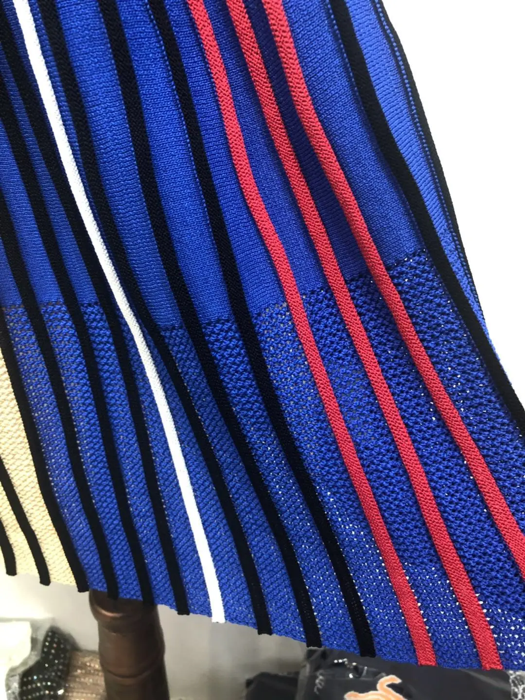 Женское трикотажное платье на бретельках модельное яркое в полоску очень