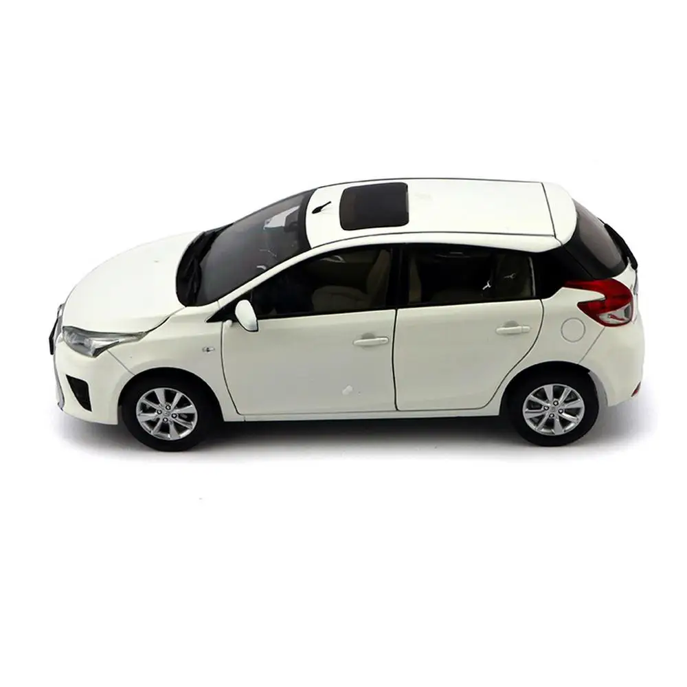 Коллекционная белая модель автомобиля Toyota Yaris L 1/18 в масштабе 2014 | Игрушки и хобби