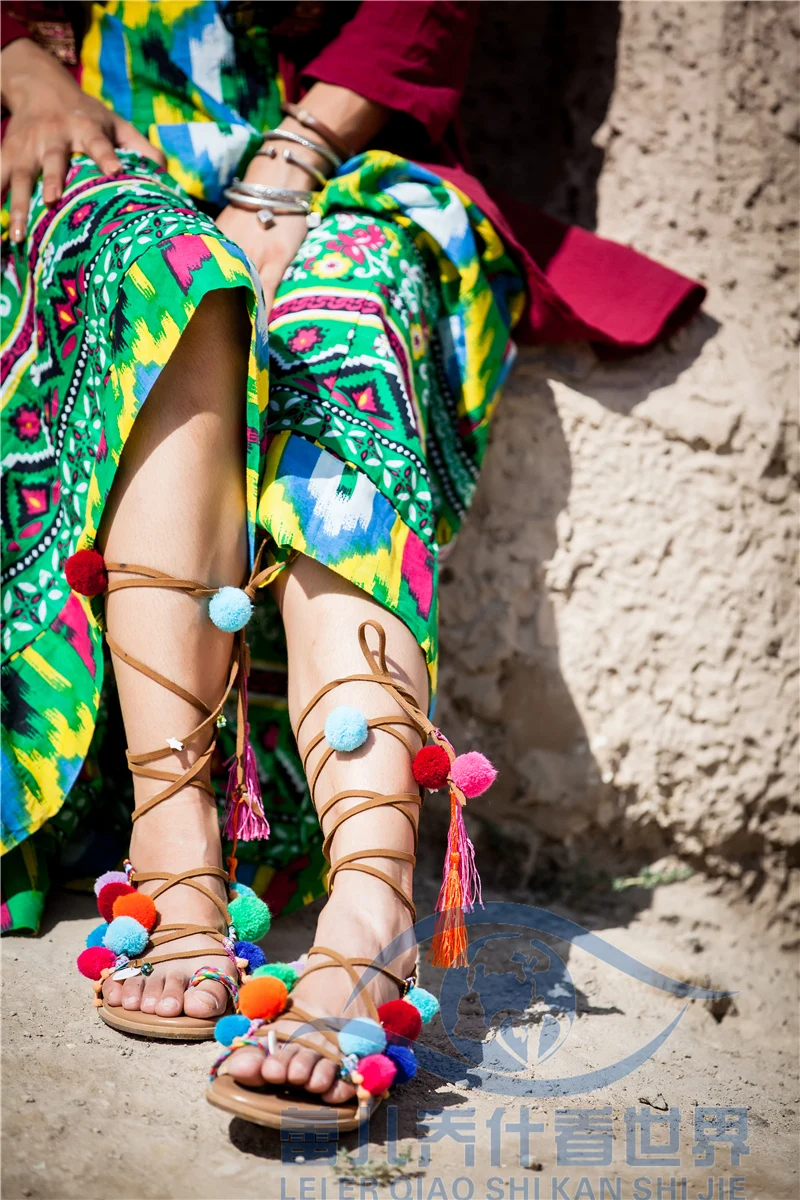 Брендовые дизайнерские разноцветные Вьетнамки с помпонами и бахромой