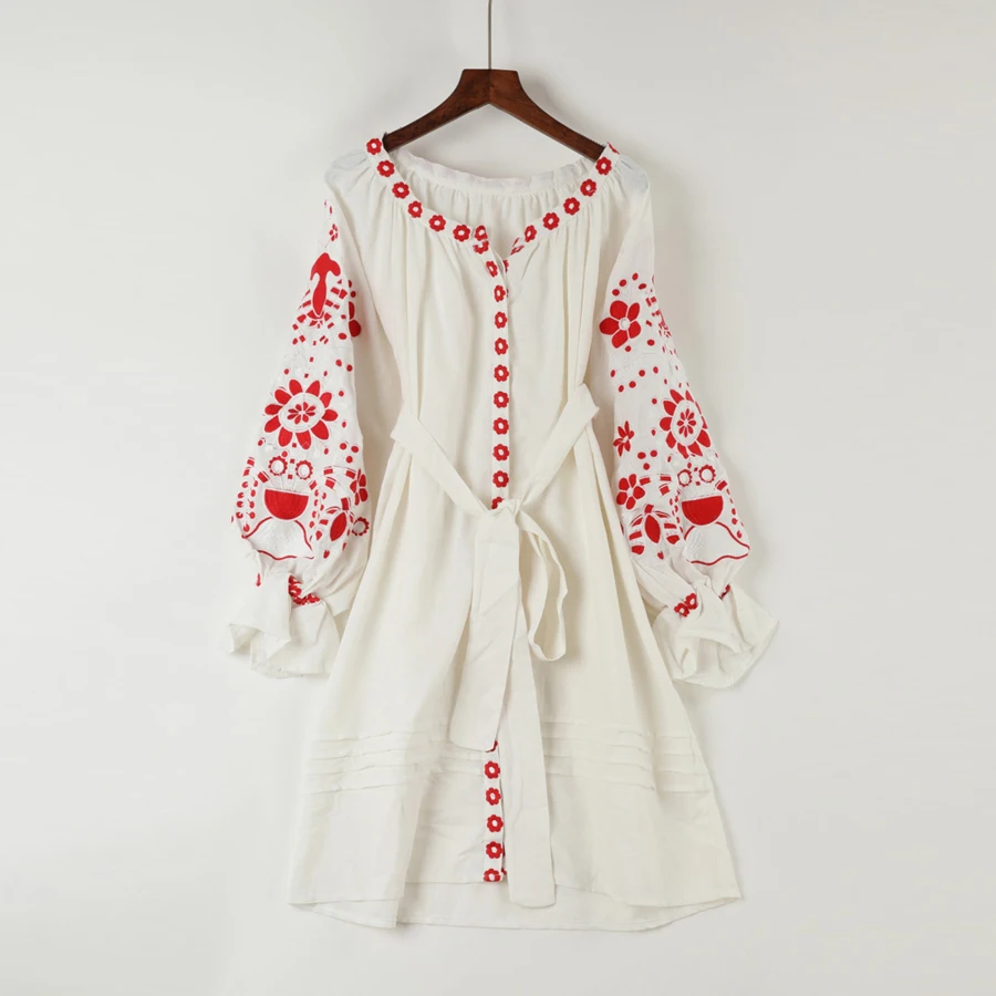 Женское мини платье с цветочной вышивкой круглым вырезом и длинным