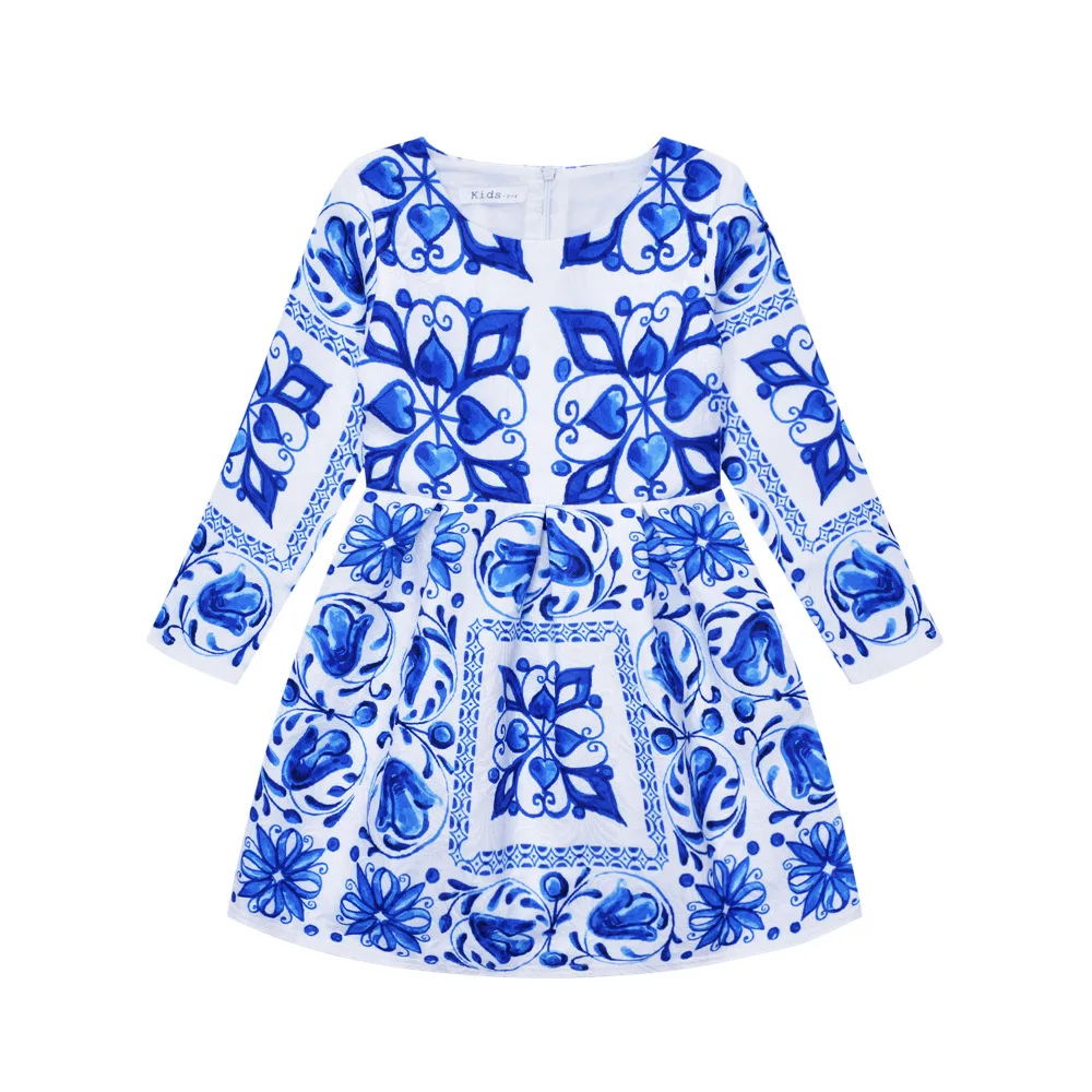 С элегантным бело-голубым фарфоровым принтом большие размеры платье