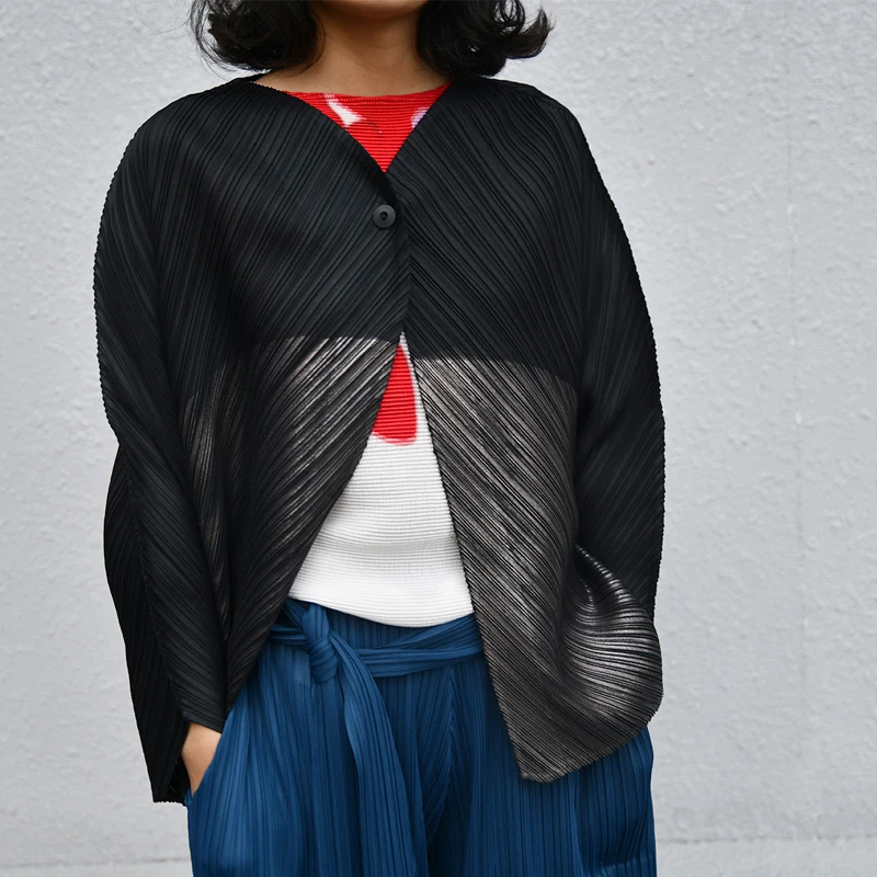 Женская куртка Changpleat черная Свободная с треугольным вырезом большие размеры