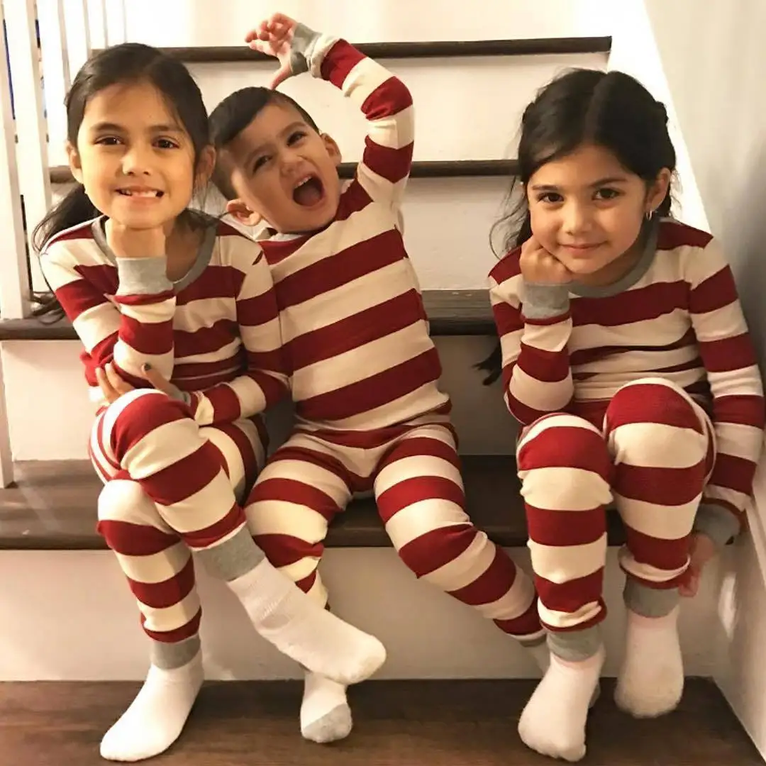Комплект одинаковых рождественских пижам в полоску для всей семьи Пижама