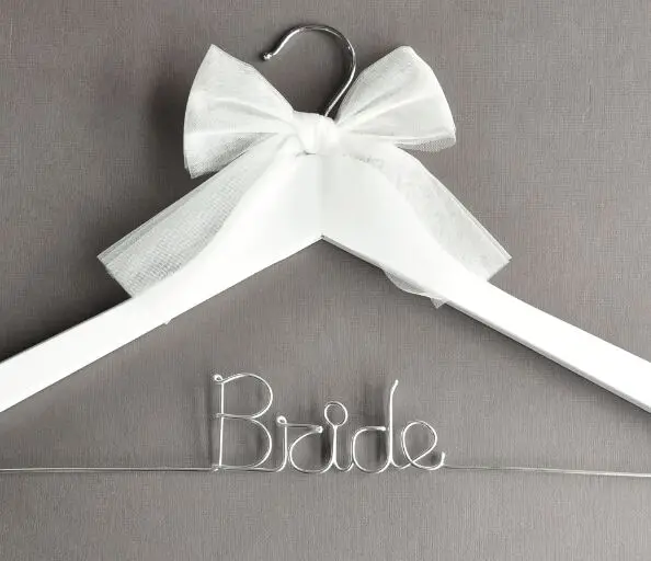1pcs White Hanger Вешалка для свадебного жениха и невесты, вешалка для свадебного платья, деревянная вешалка. бант и вешалка для галстуков, подарок для жениха и невесты, подарок на свадьбу - Цвет: 1pcs White Hanger