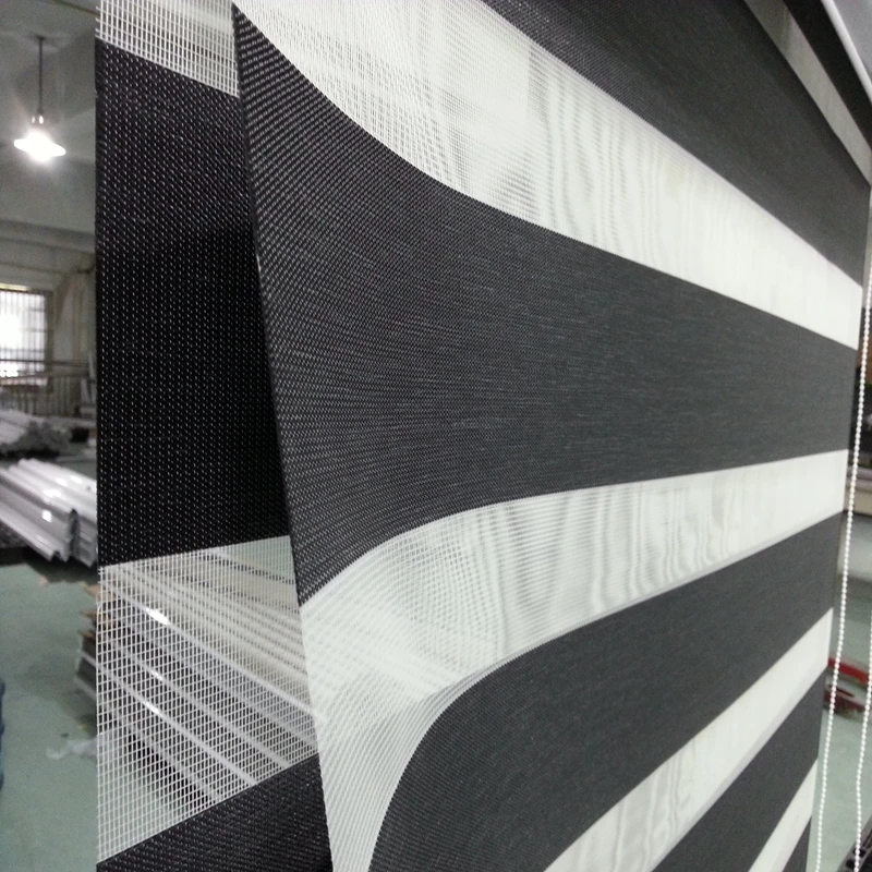 Жалюзи с зебрами Затемненные двухслойные шторы на окна черного цвета для