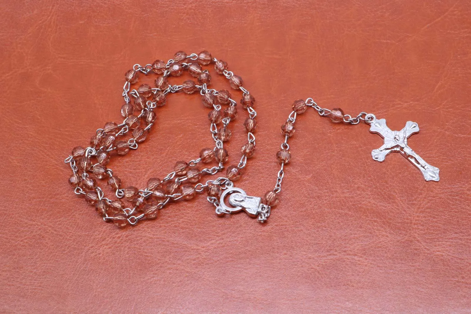 Четки ожерелье Иисуса Христа к крест кулон 6 мм пластиковые шарики бусы ожерелье.