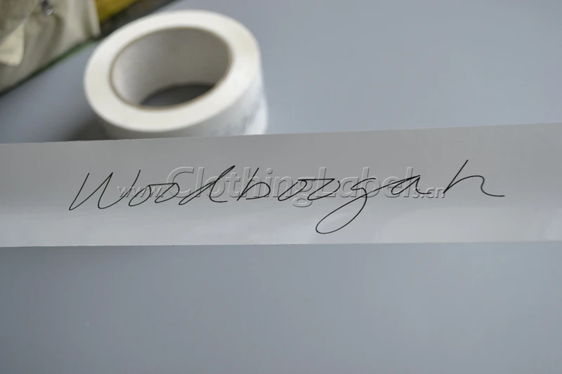 Пользовательская пластиковая упаковочная лента белый фон с черным логотипом |