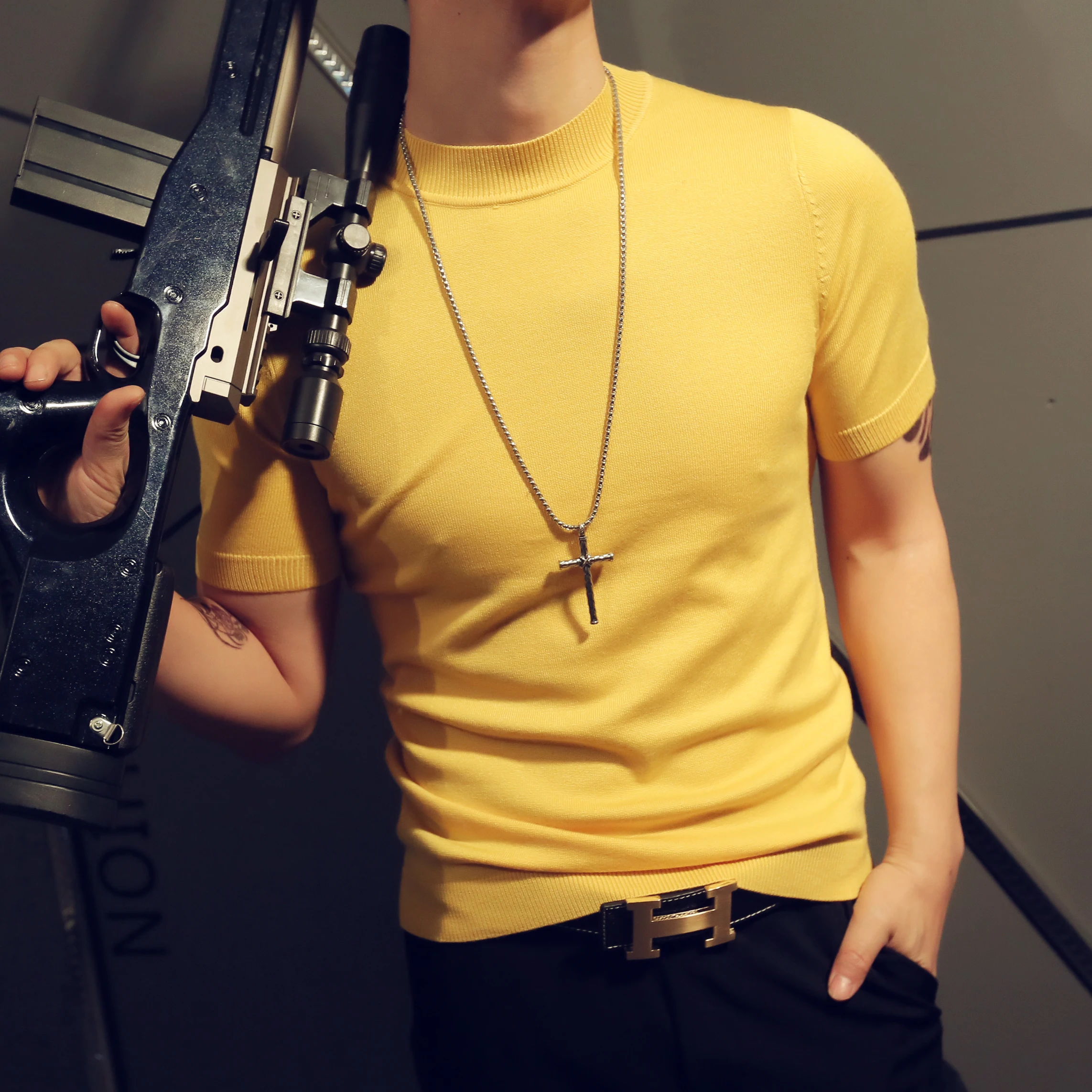 Мужской свитер с коротким рукавом приталенный вязаный из чистого хлопка высоким