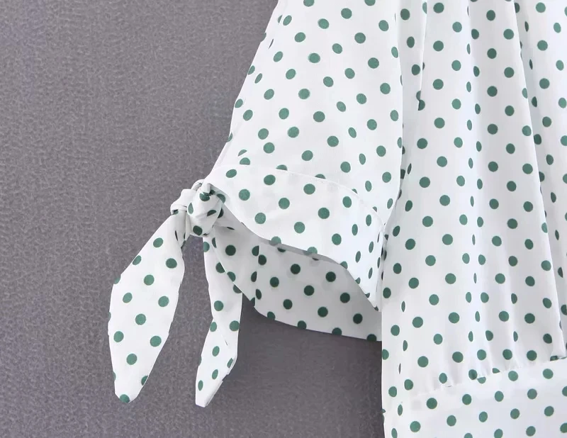 Летнее праздничное платье с глубоким v-образным вырезом и принтом в горошек