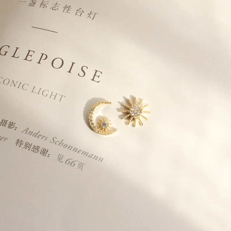 Женские асимметричные серьги гвоздики золотого цвета в форме солнца Луны с