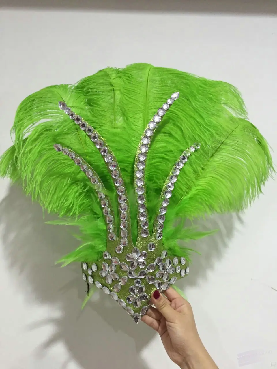Белый черный синий красный перо головной убор для детей carnaval сценический головной убор для девочки - Цвет: design 1 green