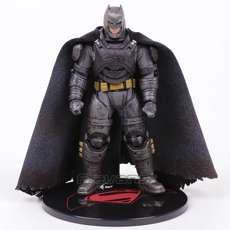 MEZCO TOYZ Бэтмен против Супермена на заре справедливости Бэтмен в доспехах 1:12 ПВХ фигурка Коллекционная модель игрушки с светодиодный светильник
