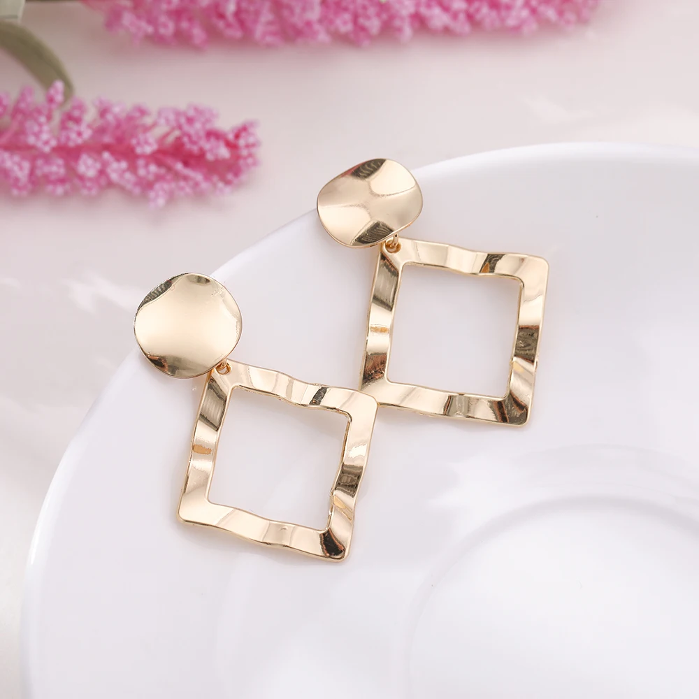 Модные серьги большие женские квадратные золотистые металлические цинковый