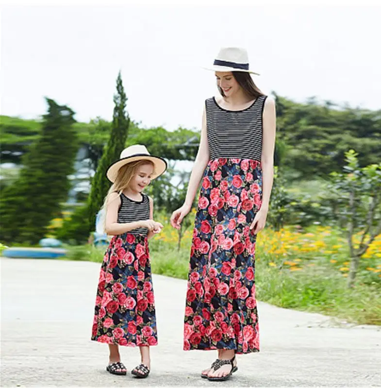 Одинаковые платья для мамы и дочки платье в полоску с цветочным принтом