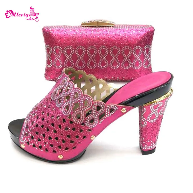 Новейший комплект из женских туфель и сумочки цвета фуксии итальянский для