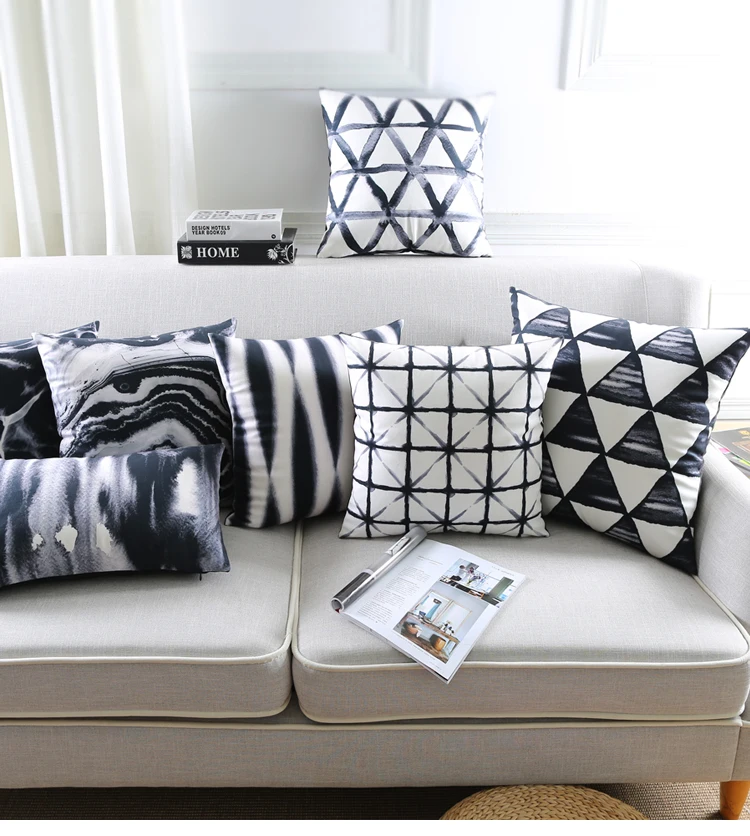 Черно белая наволочка для подушки Ретро Геометрические треугольники в полоску