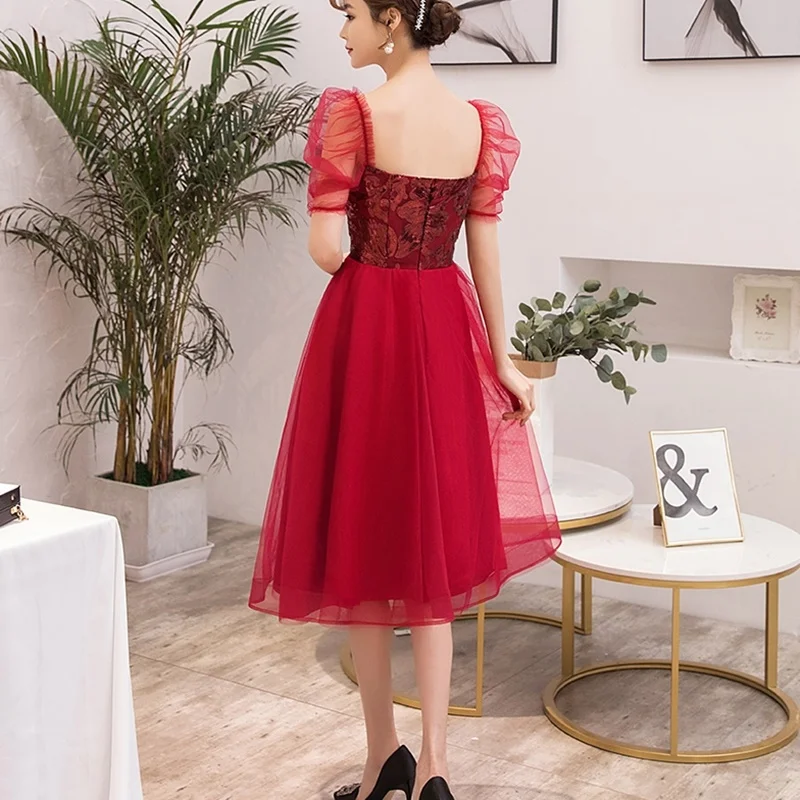 Длинное платье средней длины с блестками и квадратным вырезом для свадебной