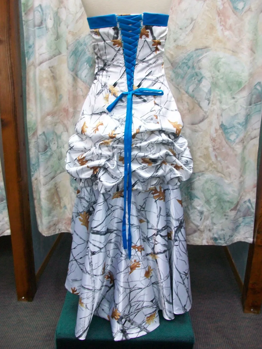 Женское камуфляжное платье для выпускного вечера белое с глубоким вырезом