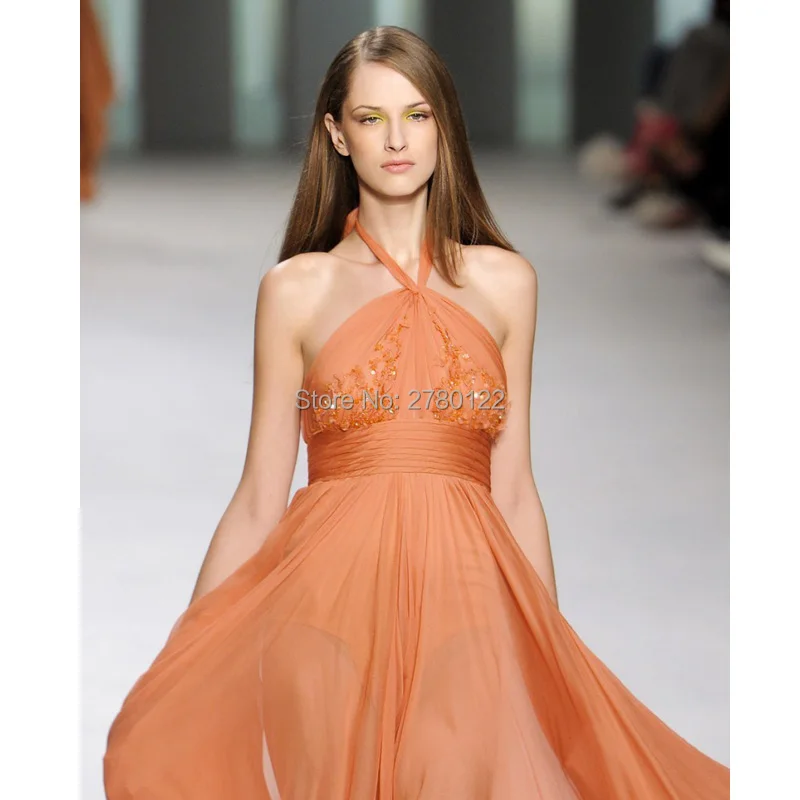 Женское вечернее платье с лямкой на шее оранжевое шифоновое аппликацией и