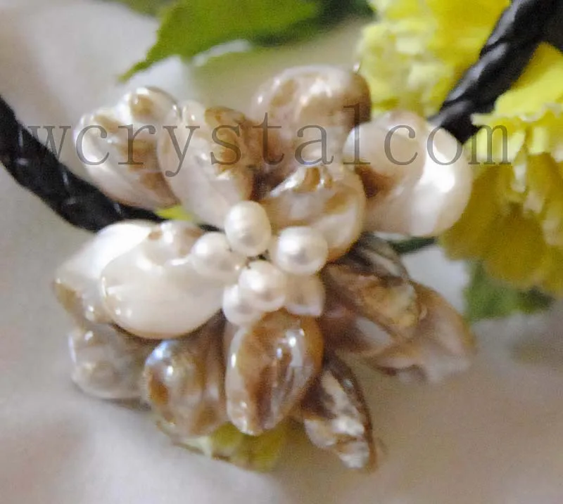 

Charming white shell Pearl Necklace one flower